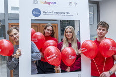 Studenci PRz z czerwonymi balonami