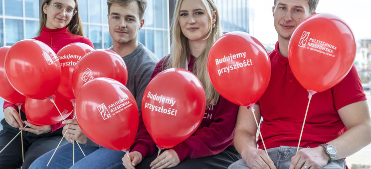 Studenci PRz z czerwonymi balonami