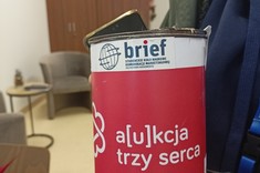 Puszka na wpłaty na szczytny cel w ramach a[u]kcji trzy serca