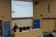 mgr Aneta Pretorius-Kawalec, psycholog w Wojewódzkim Ośrodku Medycyny Pracy w Rzeszowie przemawia na konferecji