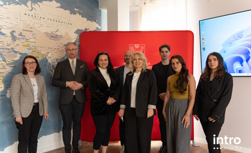 od lewej: dr Katarzyna Kurzępa-Dedo, dr hab. Andrzej Adamski prof. WSIiZ, dr Iwona Leonowicz-Bukała, dr inż. Wojciech Szymański, dr inż. Małgorzata Walczak, lic. Kamil Stojak, mgr Wiktoria Sudoł-Kaszuba, lic. Marlena Szczur