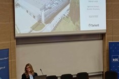 Agnieszka Surmacz, Dyrektor Personalny w Tarkett Sp. z o.o w Jaśle przemawia na konferencji