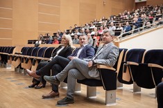 Uczestnicy szkolenia wraz z Kanclerzem mgr inż. Andrzejem Sową, Rektorem PRz prof. dr hab. inż. Piotrem Koszelnikiem oraz przedstawicielką Biura ds. Wartości Akademickich dr inż. Małgorzatą Walczak.