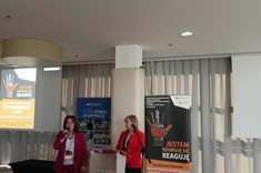 Krystyna Stachowska - Wiceprezydent Rzeszowa oraz Joanna Wisz - Dyrektor MOPS Rzeszów przemawiają na konferencji w ramach Kampanii "Stop przemocy", 