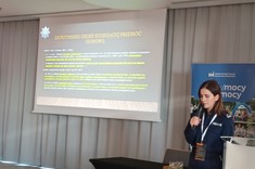 nadkom. Elżbieta Siupik z Komendy Wojewódzkiej Policji w Rzeszowie przemawia na konferencji w ramach kampanii "Stop przemocy", 