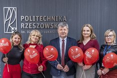 Od lewej: mgr Bata Motyka, dr inż. Małgorzata Walczak, prof. dr hab. inż. Piotr Koszelnik - Rektor Politechniki Rzeszowskiej, mgr Iwona Wielosz, mgr Anna Wdowik, 