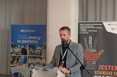 Jakub Litwin, Dyrektor Fundacji PRO-FIL przemawia na konferencji w ramach kampanii "Stop przemocy", 