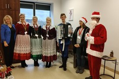 od lewej: Małgorzata Walczak z BWA oraz studenci i studentki z ZPiT Połoniny