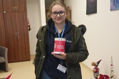 Studentka z ZPiT Połoniny z puszką na wpłaty na szczytny cel