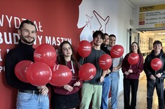 Studenci Wydziału Budowy Maszyn i Lotnictwa z czerwonymi balonami 