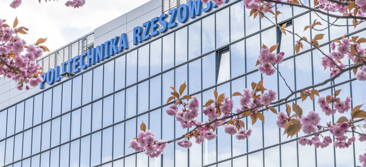 Zdjęcie budynku Politechniki Rzeszowskiej w wiosennej scenerii